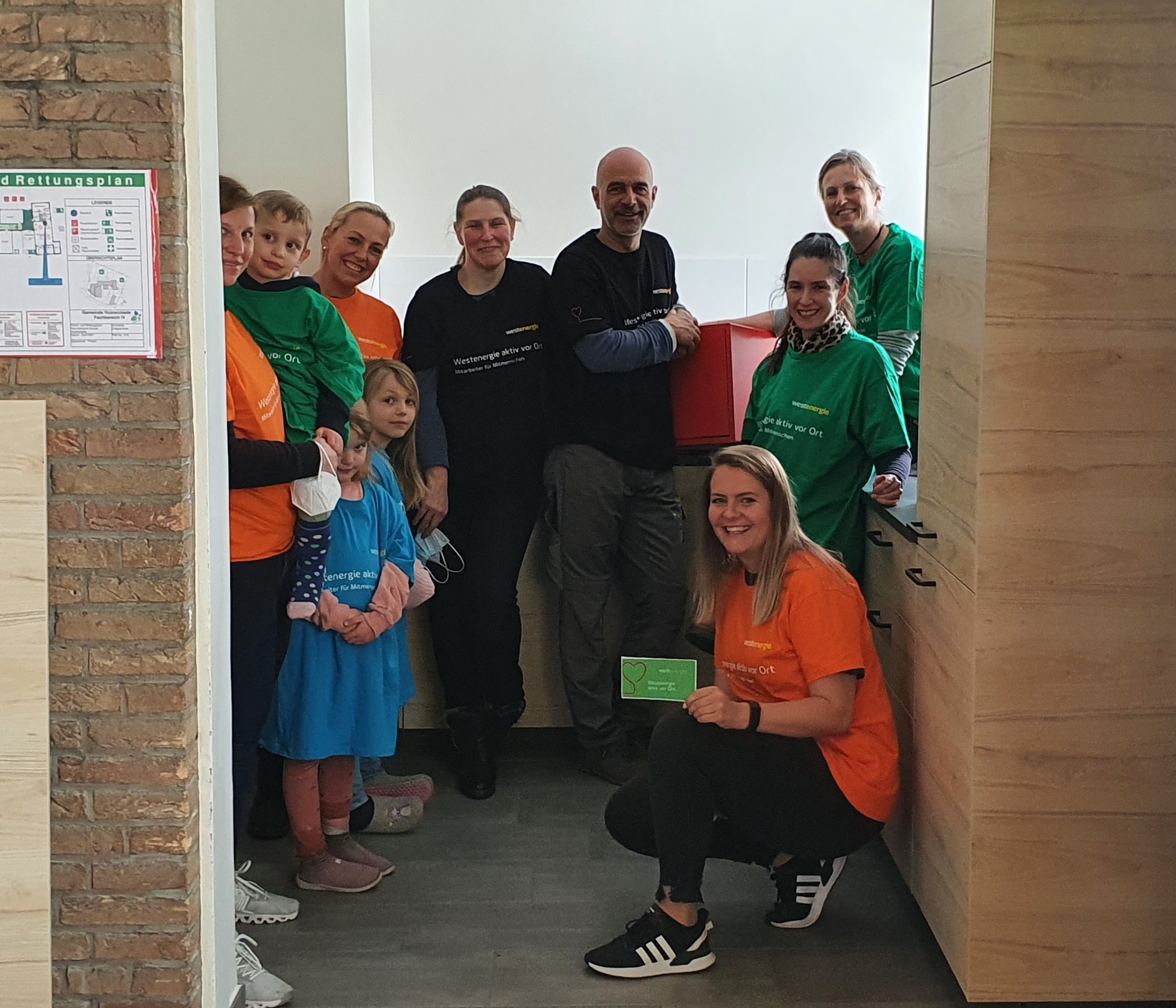 Vicki Sindermann (mittig) in der neuen Fördervereinsküche in der Pausenhalle der Schule